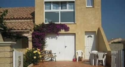 Apartamento a 300 metros de la playa de Port la Nouvelle con aire acondicionado. reversible con vista al mar