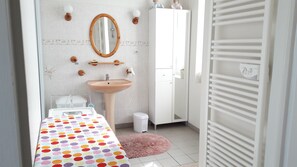 Dusche, Haartrockner, Toilettenpapier