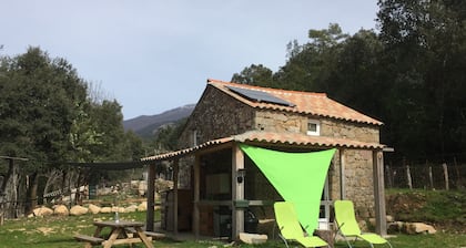 Pequeña casa de piedra