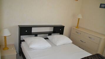 2 Schlafzimmer, Bügeleisen/Bügelbrett