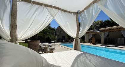 Mas de luxe 5â
Ă St-RĂ©my â Piscine chauffĂ©e, Spa, Poolhouse - MAS CHANTE-MERLE