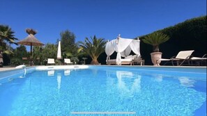 Una piscina al aire libre, una piscina climatizada
