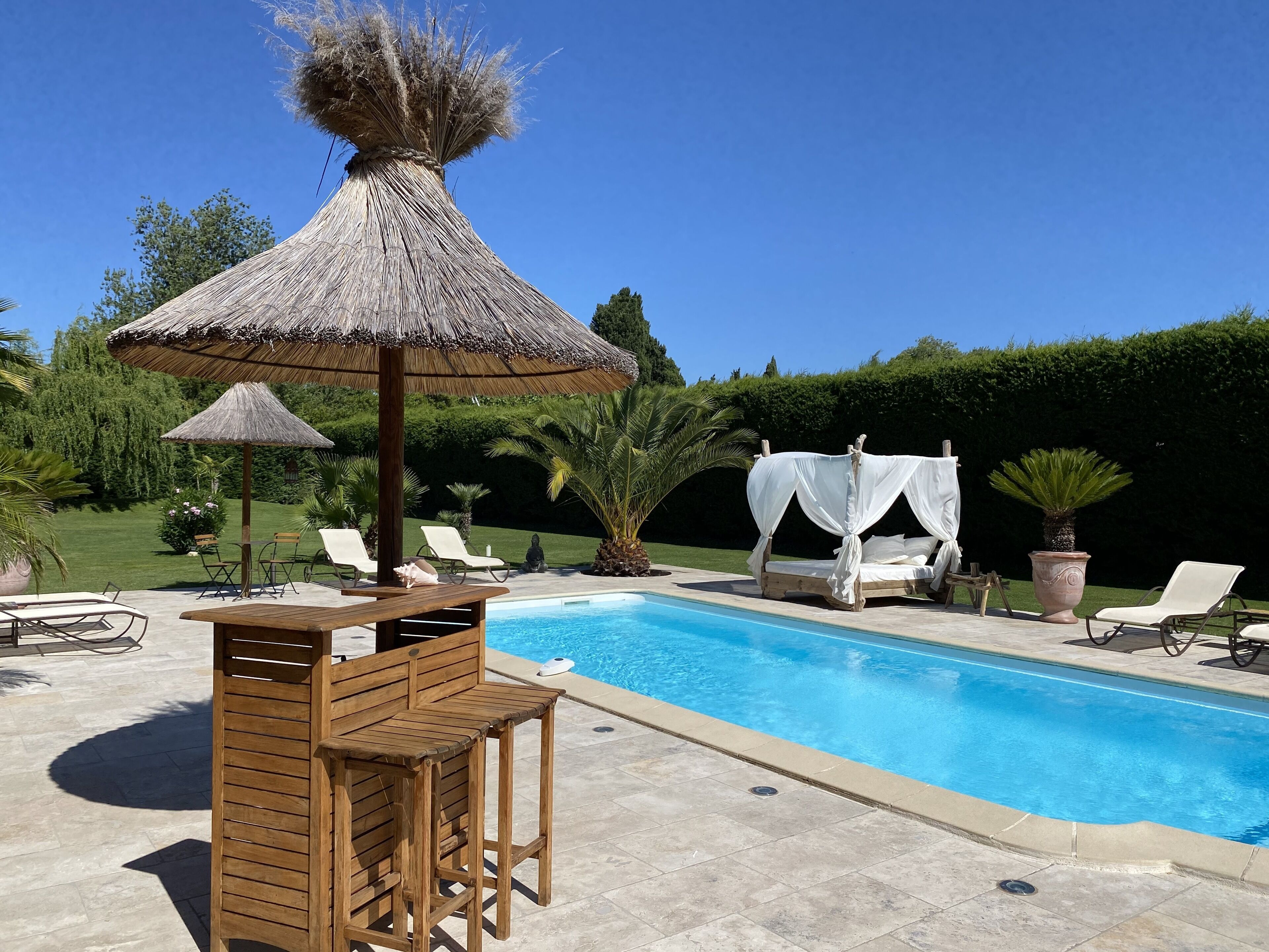 Una piscina al aire libre, una piscina climatizada