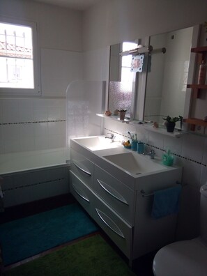 Baignoire, sèche-cheveux