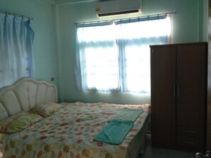 3 bedrooms, in-room safe, free WiFi - Bam Bus House (Pattaya)