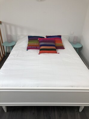 1 bedroom, desk, cots/infant beds, travel cot