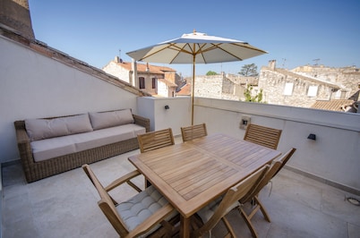 Village house in the heart of the Historic Center with roof terrace and garage.