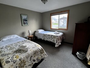 2 bedrooms, iron/ironing board, WiFi, bed sheets - 1 Block from the Bay!  (Seward)