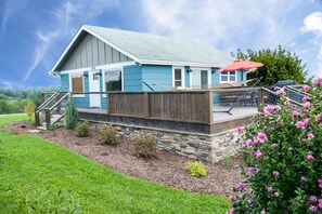 Exterior - Come pet the farm animals and enjoy mountain views (Leicester)