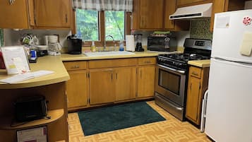 Jääkaappi, mikroaaltouuni, liesi, kahvin-/teenkeitin