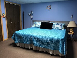 2 bedrooms, iron/ironing board, free WiFi, bed sheets - Minutes from Everything- Lambeau Field,  Door County and more !, (Hobart)
