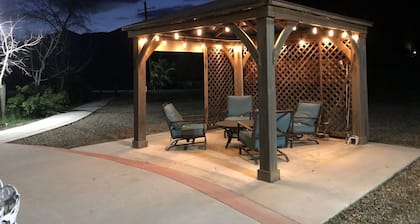 10 min to Sequoia - Stunning 3 bdrm2bth w/ PICKLEBALL COURT riverside!!