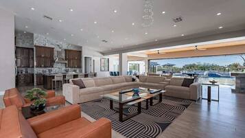 Televisión, chimenea y oficina