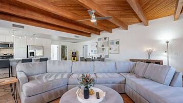 Tv, eldstad och kontor