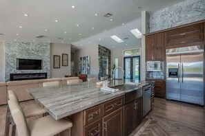 Geladeira, micro-ondas, fogão, cooktop