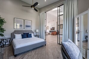 7 Schlafzimmer, Schreibtisch, Bügeleisen/Bügelbrett, Reisekinderbett
