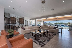 TV, lareira, escritórios