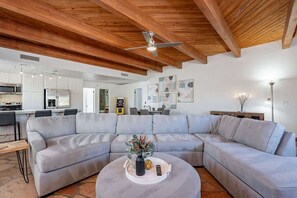 Televisión, chimenea, oficina