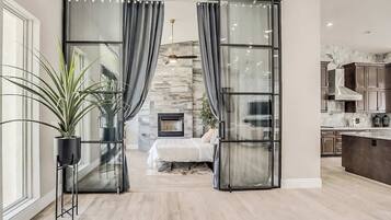 9 habitaciones, escritorio, tabla de planchar con plancha y wifi