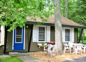 Outdoor dining - Clean Cozy Door County Cottage. Waterfront Property, WiFi. (Sturgeon Bay)