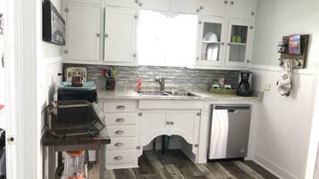 Køleskab, mikrobølgeovn, ovn, kogeplade