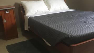 3 quartos, escrivaninha, ferros/tábuas de passar roupa