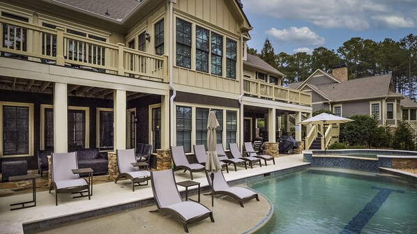 Una piscina al aire libre, una piscina climatizada