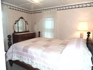 5 makuuhuonetta, työpöytä, silitysrauta/-lauta, vauvan matkasänky