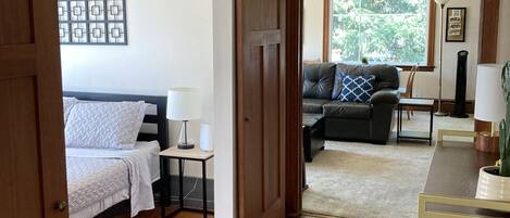 2 habitaciones, tabla de planchar con plancha y cuna de viaje