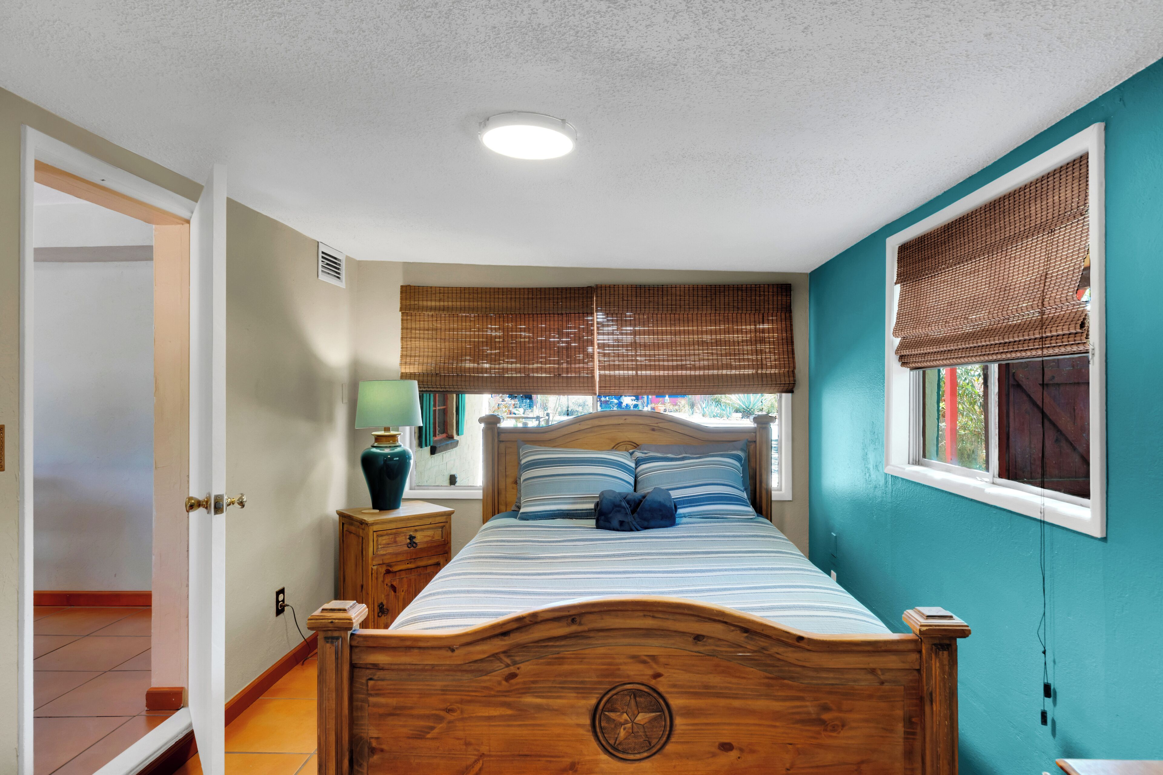 2 habitaciones, escritorio y tabla de planchar con plancha 
