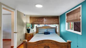 2 habitaciones, escritorio y tabla de planchar con plancha