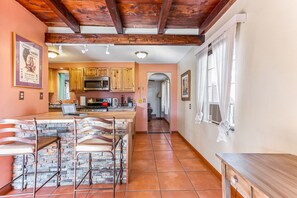 Køleskab, mikrobølgeovn, ovn, kogeplade