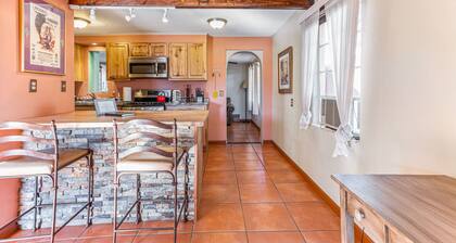 “La Casita Encantada” All the Charm & all the Amenties for a Long or Short Stay!