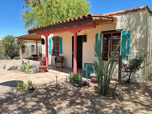 “La Casita Encantada” All the Charm & all the Amenties for a Long or Short Stay!