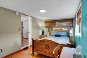 2 habitaciones, escritorio y tabla de planchar con plancha