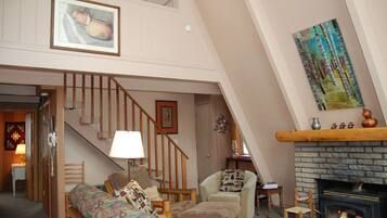 TV connectée, cheminée, lecteur de DVD, livres