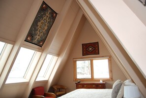 3 makuuhuonetta, työpöytä, ilmainen Wi-Fi, vuodevaatteet