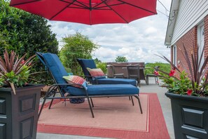 Outdoor dining -  Asheville Farmhouse Rental - Hot Tub - Mountain Views - Near Biltmore- 40 Acres (Leicester)