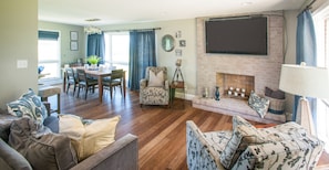 Smart TV, chimenea y libros 