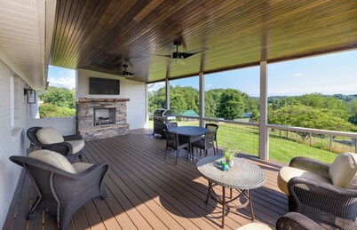 Asheville Farmhouse Rental - Hot Tub - Mountain Views - Near Biltmore- 40 Acres