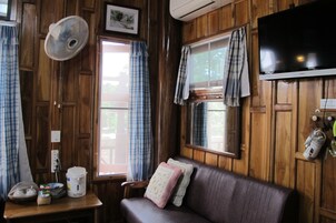 Quarto casal standard | Área de estar | TV de tela plana