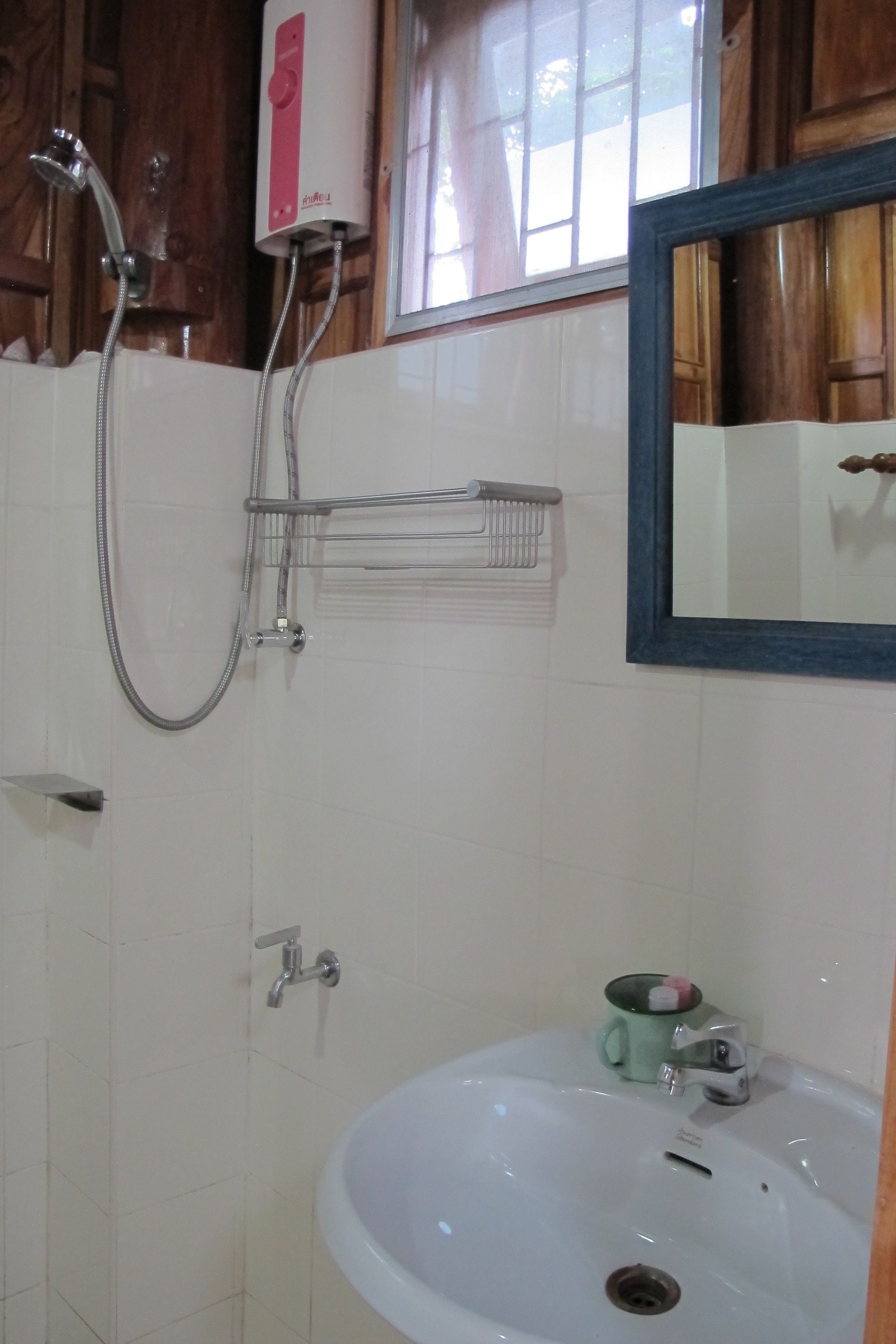 standard double room | bathroom | shower, free toiletries, towels