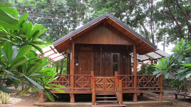 A wooden cabin with a porch and steps leading to the entrance. - Sichang My Home (Ko Sichang)