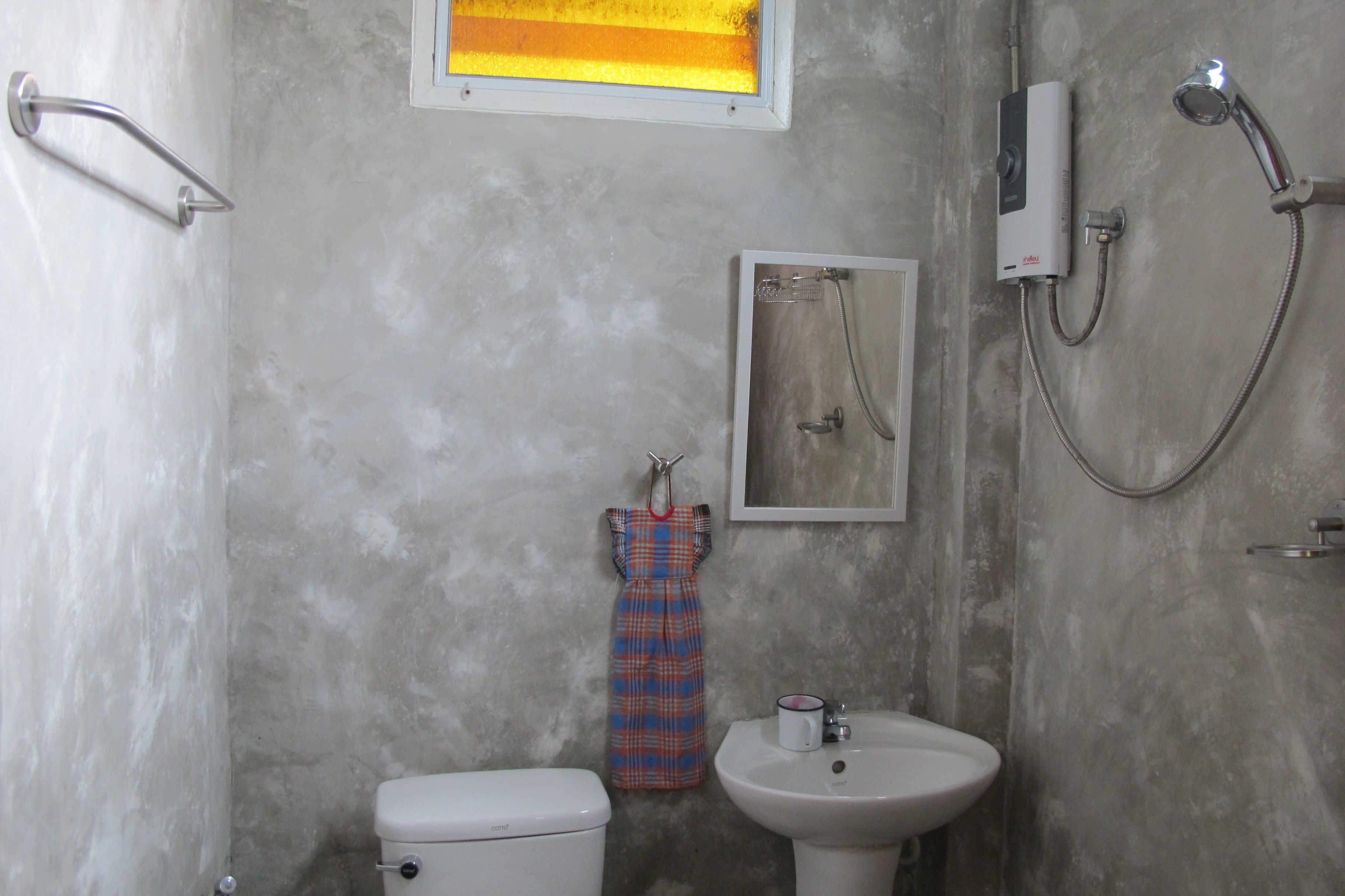 standard double room | bathroom | shower, free toiletries, towels