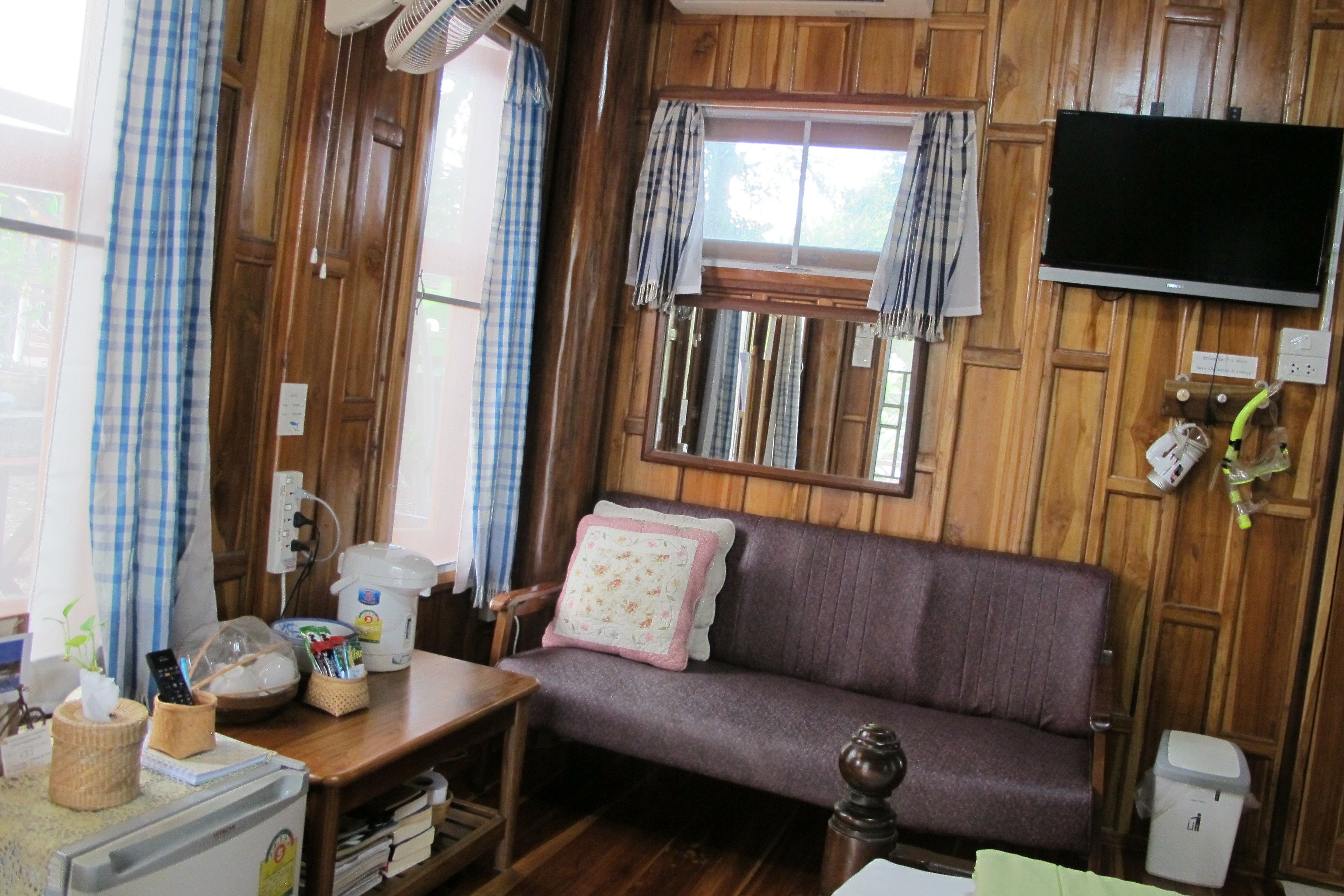 standard double room | living area | flat-screen tv