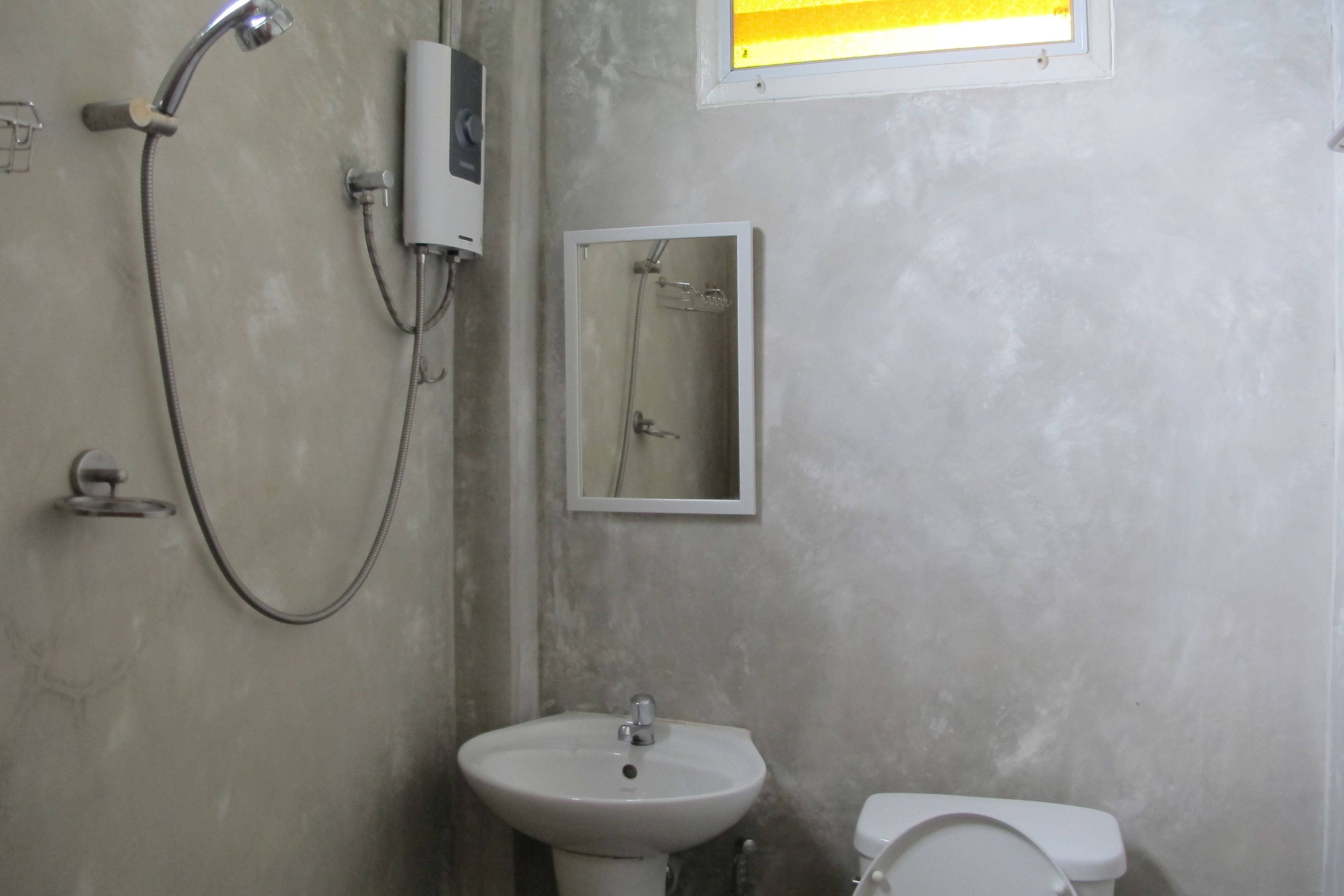 standard double room | bathroom | shower, free toiletries, towels