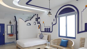 A bedroom with a bed, a wooden bench, a small table, and a window. - Sin Sin Hotel I (Hengchun)