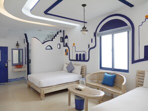 Escritorio, cortinas blackout y wifi gratis