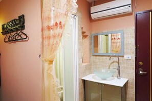 Badkamer met wastafel