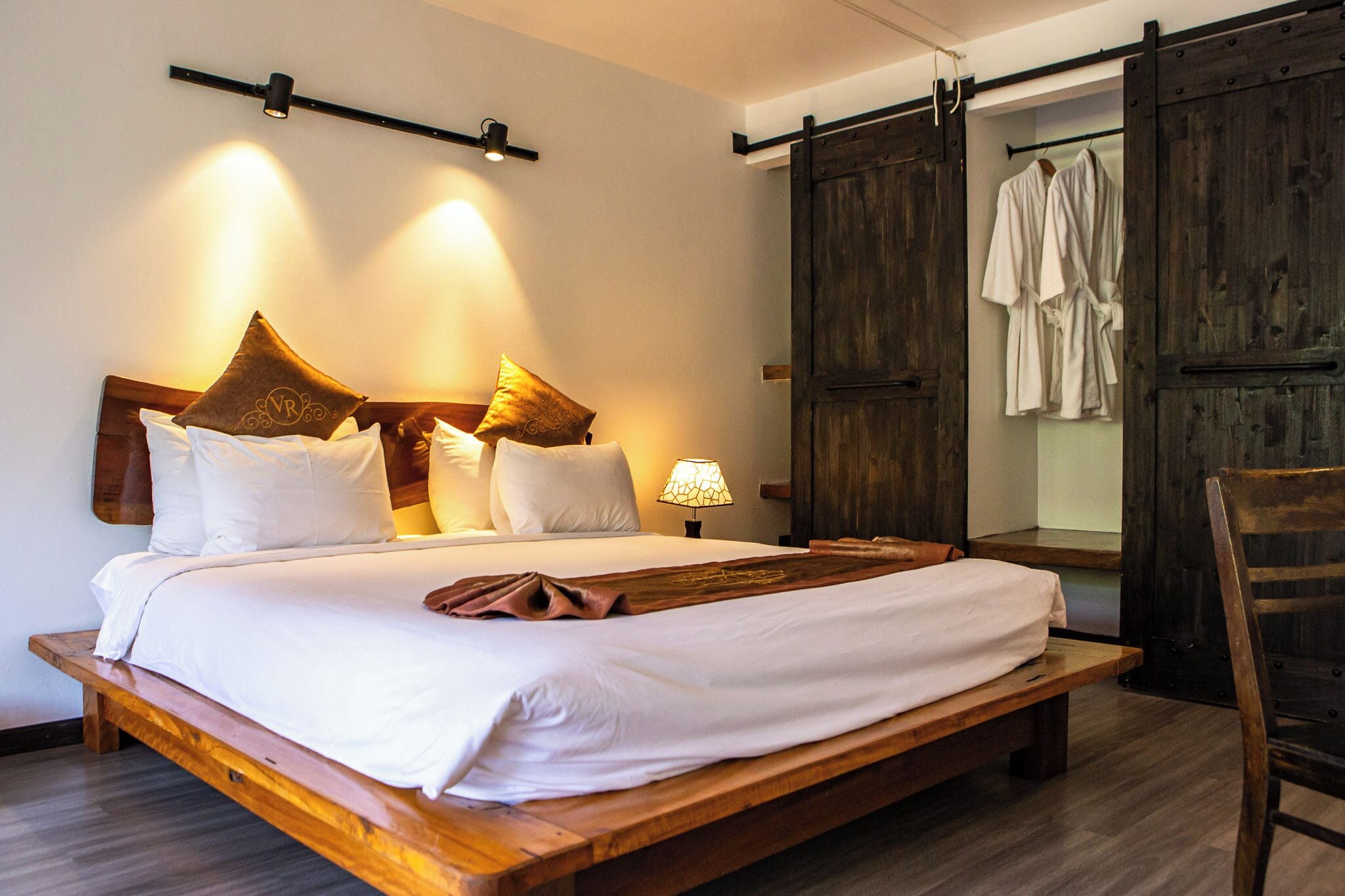 Deluxe Penthouse, 3 Bedrooms, Jetted Tub, River View | Minibar, in-room safe, desk, blackout drapes